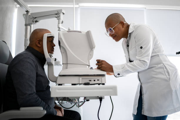 ophtalmologiste examinant les yeux du patient - examen ophtalmologique photos et images de collection