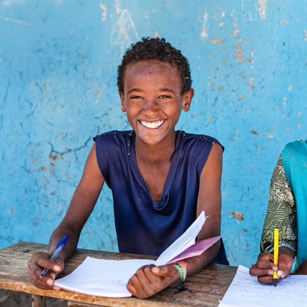 african children learning english language - etiopia i imagens e fotografias de stock