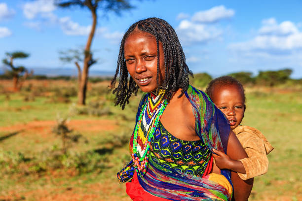 mulher da tribo borana carregando seu bebê, etiópia, áfrica - women indigenous culture africa ethiopia - fotografias e filmes do acervo