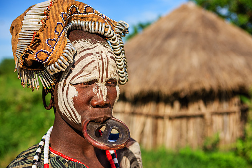 Retrato de mujer de la tribu Mursi, Etiopía, África photo