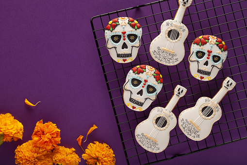 Cookies in the form of a skull and a guitar