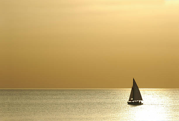 帆船 - sailboat sunset tel aviv sea ストックフォトと画像