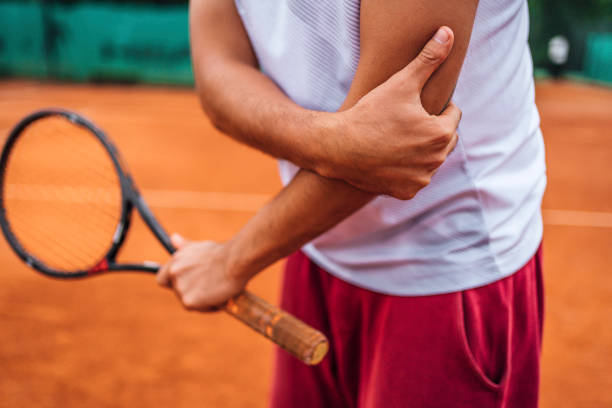 ellenbogenverletzung im tennis - ellenbogen stock-fotos und bilder