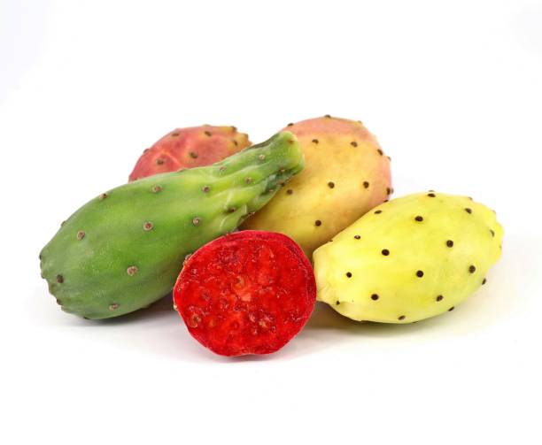 разноцветные спелые опунции с одной из них, срезанные красной мякотью.  белый фон. - prickly pear fruit cactus prickly pear cactus yellow стоковые фото и изображения