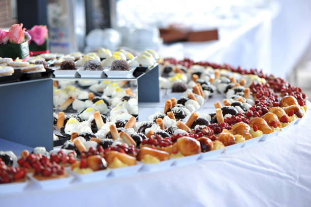 buffet di dolci di pasticceria durante il ricevimento di nozze - wedding reception wedding cake wedding cake foto e immagini stock