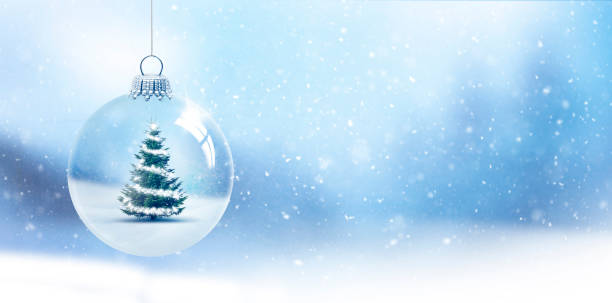 glas-weihnachtskugel mit tannenbaum vor verschwommenem hintergrund - christmas christmas tree snowing blue stock-fotos und bilder