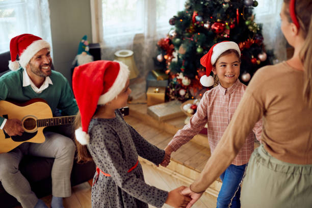 verspielte familie, die spaß hat, während sie weihnachten zu hause feiern. - 2 3 months mother child family stock-fotos und bilder