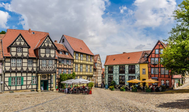 Schlossplatz in Quedlinburg View of the Schlossplatz in Quedlinburg with historic half-timbered houses in summer timber framed stock pictures, royalty-free photos & images