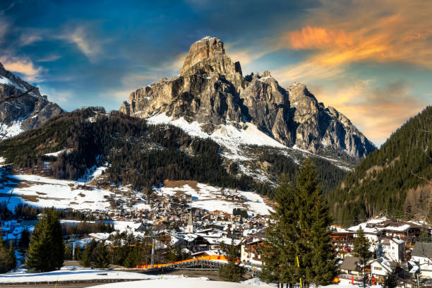 estación de esquí de corvara en un día soleado, alta badia, alpes dolomitas, italia - corvara fotografías e imágenes de stock