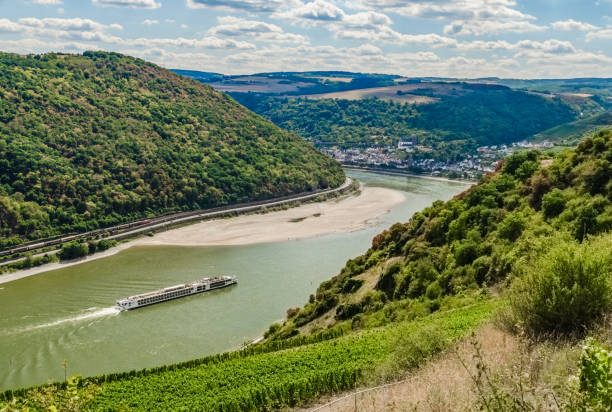 middle rhine valley near oberwesel with low water - rhine gorge imagens e fotografias de stock