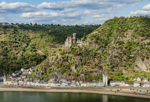 st. goarshausen im mittelrheintal - rheinfels stock-fotos und bilder