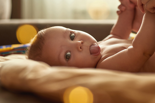 Expresivo y adorable bebé bebé que muestra una lengua diminuta photo