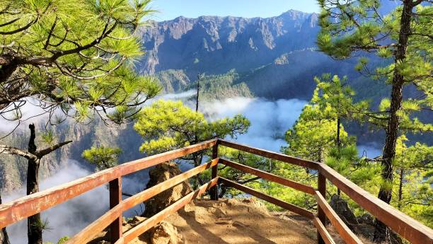 caldera de taburiente sicht von palma island - caldera stock-fotos und bilder