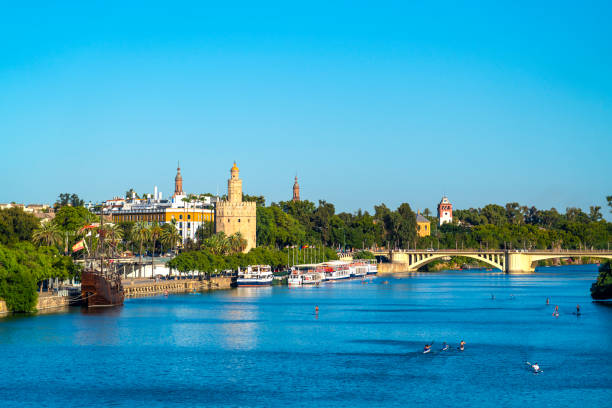 río guadalquivir y torre del oro en sevilla, españa - seville sevilla andalusia torre del oro fotografías e imágenes de stock