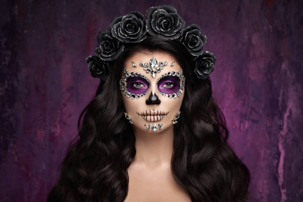 portrait d’une femme avec crâne de sucre maquillé - witch beauty beautiful women photos et images de collection