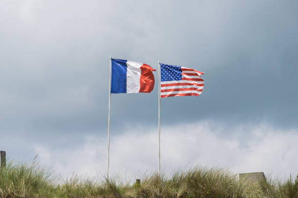 национальные флаги франции и соединенных штатов америки - usa netherlands стоковые фото и изображения