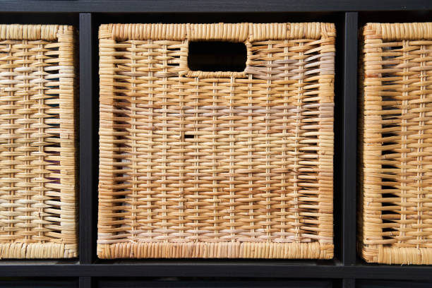 caixas de vime para coisas nas prateleiras. guarda-roupa para armazenamento de coisas - wicker drawers - fotografias e filmes do acervo