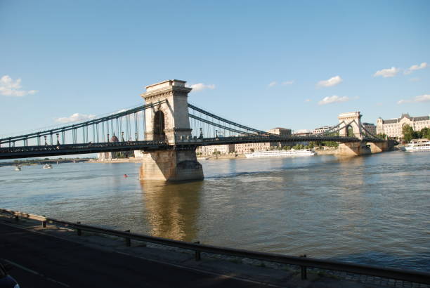 chain bridge à budapest. - europe bridge editorial eastern europe photos et images de collection