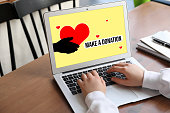 spendenkonzept-frau-mit-laptop-am-holztisch-nahaufnahme.jpg?b=1&s=170x170&k=20&c=IR9aYgruTOhefuSRK0ehLLjwXEQYGdPIW17h545jVfU=