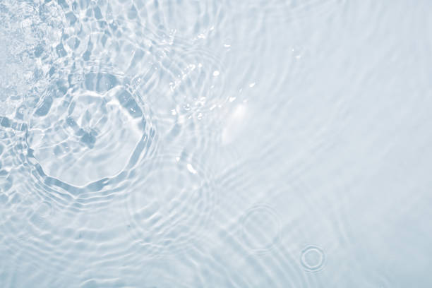 fondo de agua azul claro con círculos de gotas - rizado fotografías e imágenes de stock