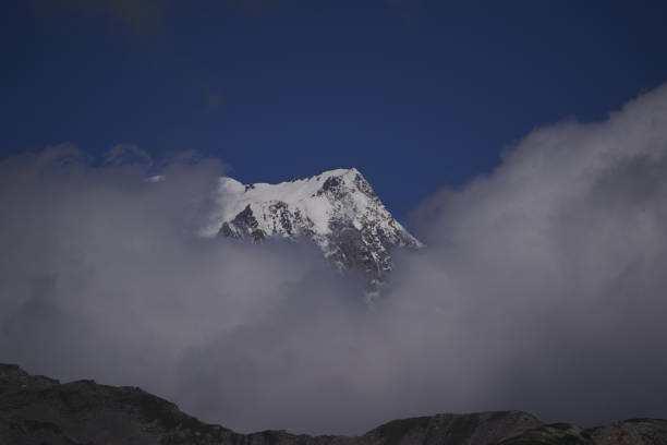 istock Mont Blanc in the clouds / Top van de Mont Blanc in de wolken 1343903742