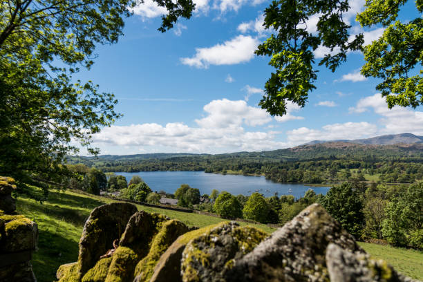 vista sul lago windermere - uk mountain color image cumbria foto e immagini stock