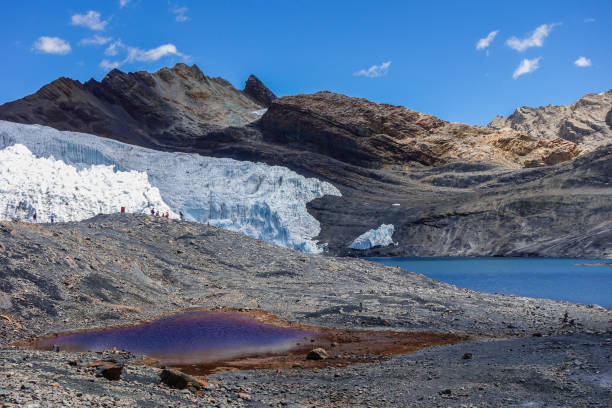 ghiacciaio pastoruri, nel parco nazionale di huascaran, huaraz, perù. ghiacciaio tropicale a 5200 metri sul livello del mare - huaraz foto e immagini stock