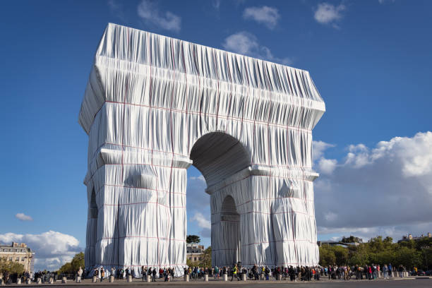 arco di trionfo avvolto parigi francia - arc arc de triomphe paris france street foto e immagini stock