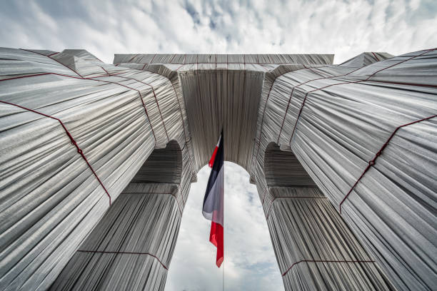 凱旋門は、フランスの旗パリフランスをぶら下げてクリストによって包まれた - christo ストックフォトと画像