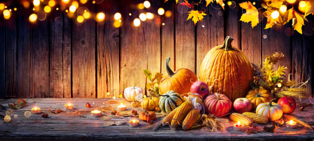 thanksgiving - citrouilles sur une table rustique avec épis de maïs, pommes et épis de blé - color image thanksgiving photography harvest festival photos et images de collection