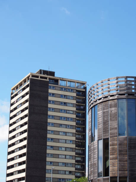 vista del museo cooperativo de los pioneros de rochdale y los pisos cercanos del consejo - equitable fotografías e imágenes de stock