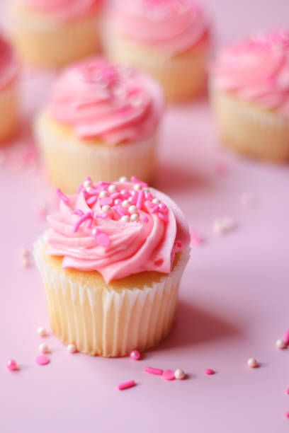 vanilla cupcakes with pink buttercream frosting and candy sprinkles on top - birthday cupcake pastry baking imagens e fotografias de stock