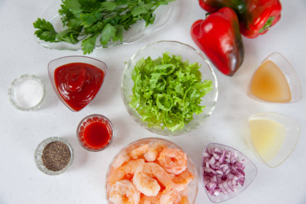 おいしいエビセビチェの準備プロセスのクローズアップ - prepared shrimp ストックフォトと画像