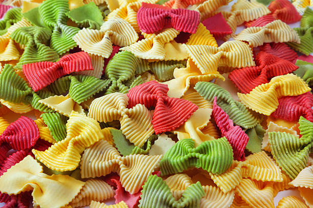 makaron farfalle - bow tie pasta italian cuisine bow heap zdjęcia i obrazy z banku zdjęć