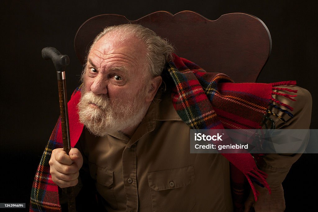 Vieux grincheux secoue sa canne et fronce les sourcils - Photo de 60-64 ans libre de droits