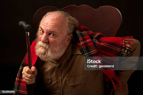 Zrzędliwy Stary Dziad Shakes Jego Laska I Frowns - zdjęcia stockowe i więcej obrazów 60-64 lata - 60-64 lata, 60-69 lat, Broda