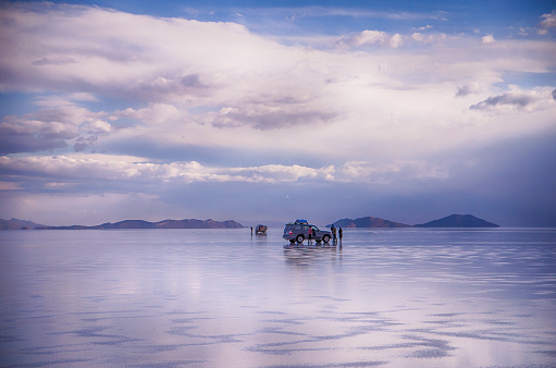 Viaje de aventura por carretera en el salar salar de Uyuni, Bolivia photo