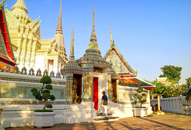 visitatore che entra a phra mondop del tempio del buddha sdraiato o wat pho, città vecchia di bangkok, thailandia - wat pho foto e immagini stock