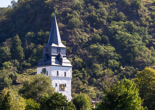 clocher de l’église sur le rhin - rhine gorge photos et images de collection