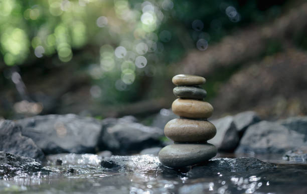 선 스톤 더미, 숲의 폭포로 이어지는 스트림에서 서로의 상단에 쌓여 조약돌 바위의 클로즈업, 개념처럼 선 - stone balance zen like nature 뉴스 사진 이미지