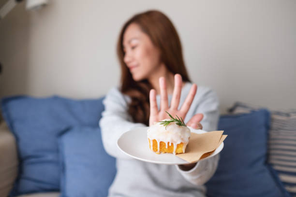 レモンパウンドケーキを拒否するために手のサインを作る女性 - bread bakery women cake ストックフォトと画像