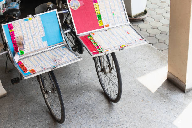 푸타몬토르토르5라인 스리나카린 로드 나콘 파돔 태국에서 자전거에 장착된 복권 포장마차 - srinakarin 뉴스 사진 이미지