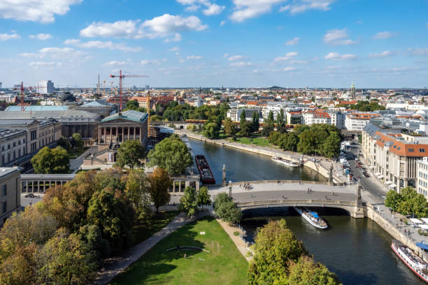 luftpanorama auf historisches berliner stadtbild mit museumsinsel und spree - berlin cathedral berlin germany museum island sunlight stock-fotos und bilder