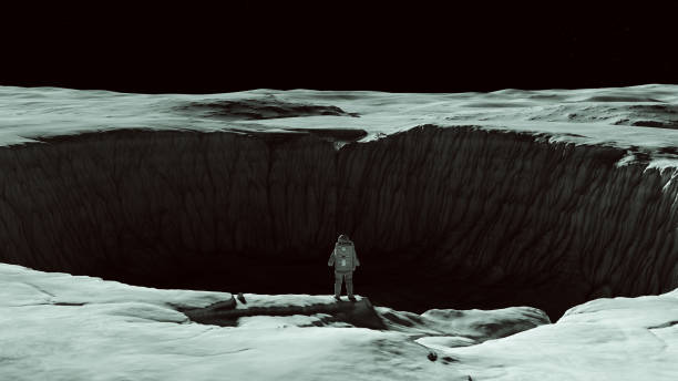spaceman spacewoman classique debout au bord d’un grand cratère sur la lune astronaute de science-fiction cosmonaute moonscape - dark edge photos et images de collection