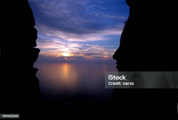 Sonnenuntergang Silhouette Doppelreihiger Stockfoto und mehr Bilder von Blau - Blau, Eine Person, Fels