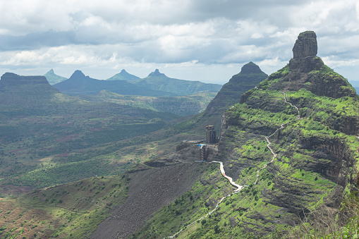 Vista de la colina Mangi y el fuerte Mulher. Colinas de Mangi Tungi. Nashik, Maharashtra, India. photo