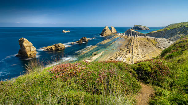 arnia beach in cantabria, spain. - santander imagens e fotografias de stock