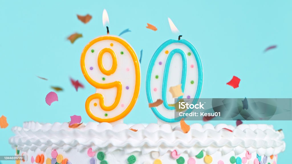 Bunte leckere Geburtstagstorte mit Kerzen in Form der Zahl 90. - Lizenzfrei Geburtstagstorte Stock-Foto Bunte leckere Geburtstagstorte mit Kerzen in Form der Zahl 90. - Lizenzfrei Geburtstagstorte Stock-Foto