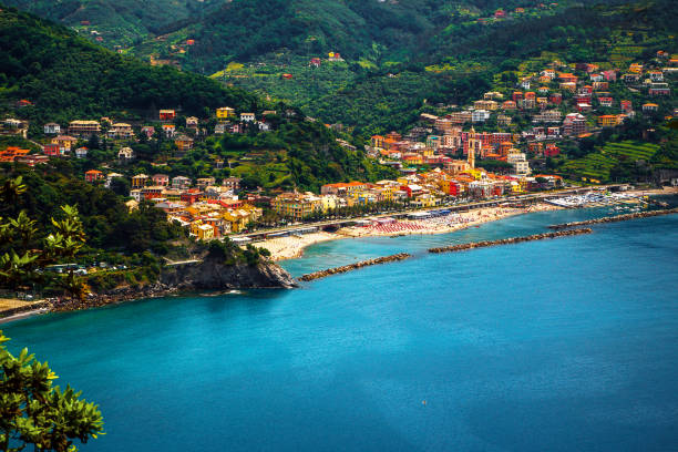 モネリア海湾、プンタマナラの丘、リグーリア、イタリアの空中パノラマビュー - town village hill panoramic ストックフォトと画像
