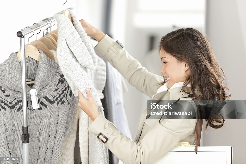 Femme shopping vêtements - Photo de Essayer libre de droits
